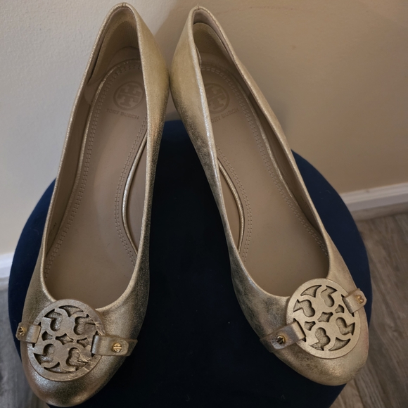 NWOT Tory Burch Gold Women's Flats - Picture 3 of 5